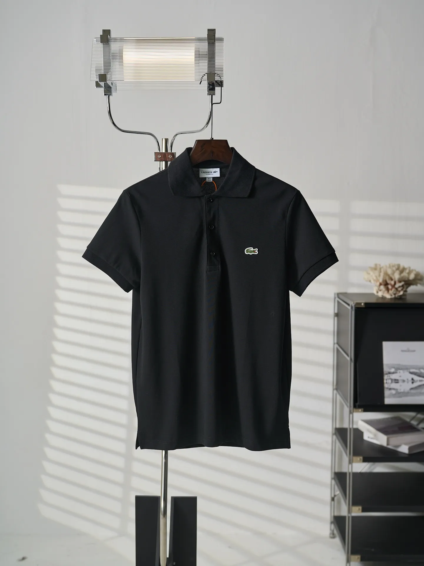 [Real auction] Lacoste crocodile logo embroidered short-sleeved Polo shirt [In Stock] S M L It shows the texture and brand heritage in a low-key manner. It uses stamping technology to make independent embroidered stamps through computer embroidery, and then positions it and sews it to fix it on the clothes. It has a strong three-dimensional effect, is strong and washable, and has stable quality. The fabrics have been washed with enzymes and have a better hand feel. Not easy to deform, not easy to shrink, not easy to fade, and maintain long-term beauty and fit.